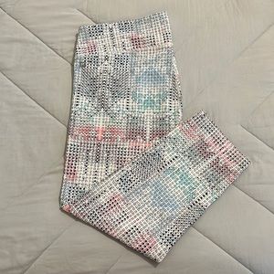 FABLETICS patterned capri length leggings